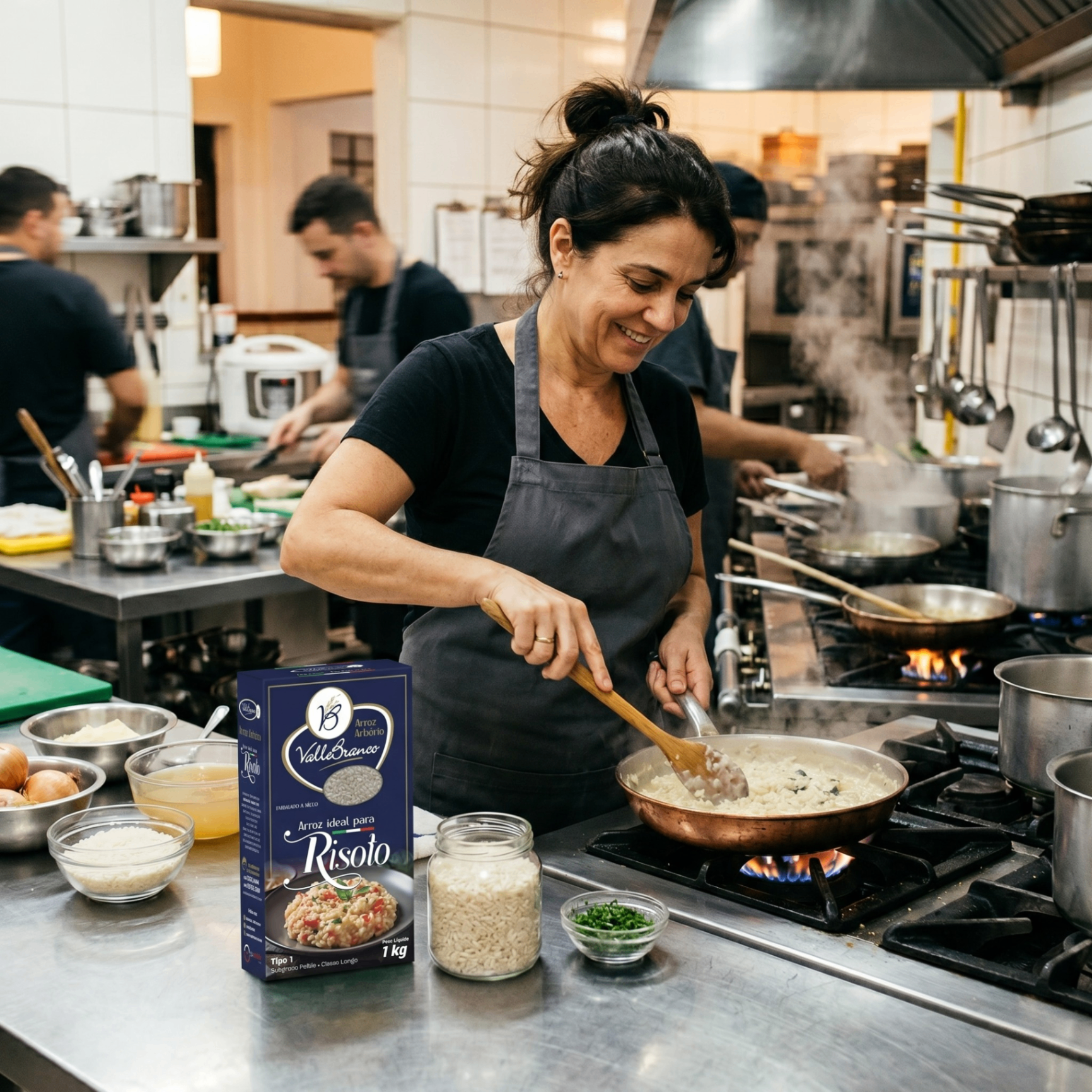 Cliente segurando caixa de Arroz Arbóreo Valle Branco no supermercado